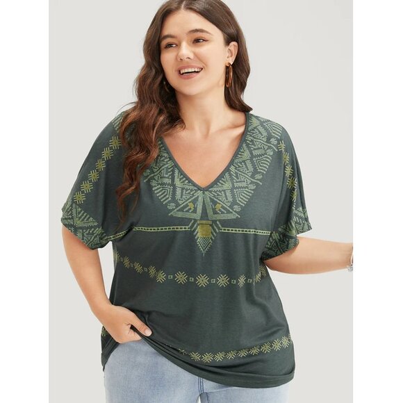 NWT BloomChic Army Green Geometric Print Dolman Sleeve V Neck T-Shirt Size 30/6X - Picture 7 of 7